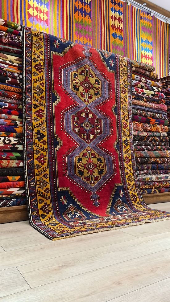 其中包括：antique silk Turkish handwoven rug