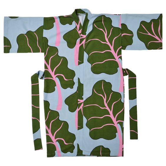 BASTUA Kimono, leaf pattern blue, L/XL. Wrap yourself in lush green rhubarb leaves! After a steamy sauna, it is nice to put on a soft kimono and step outdoors for a moment to cool off and enjoy a tranquil summer evening. 50 % cotton.