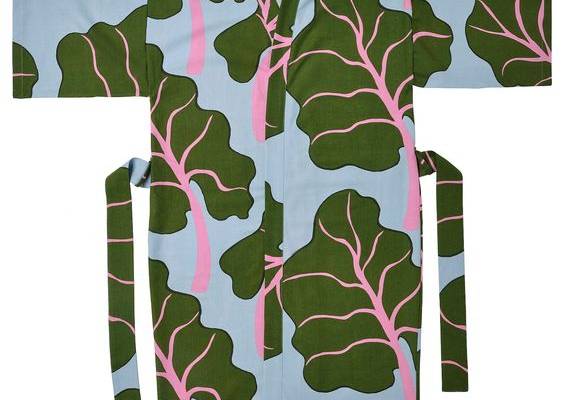 BASTUA Kimono, leaf pattern blue, L/XL. Wrap yourself in lush green rhubarb leaves! After a steamy sauna, it is nice to put on a soft kimono and step outdoors for a moment to cool off and enjoy a tranquil summer evening. 50 % cotton.