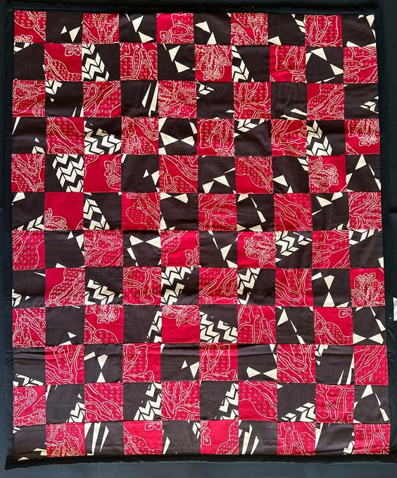 Red and Dark Brown Sig Zane Print Quilt top 2 layers of 100% cotton Black Backing approx size 42″ x 50″