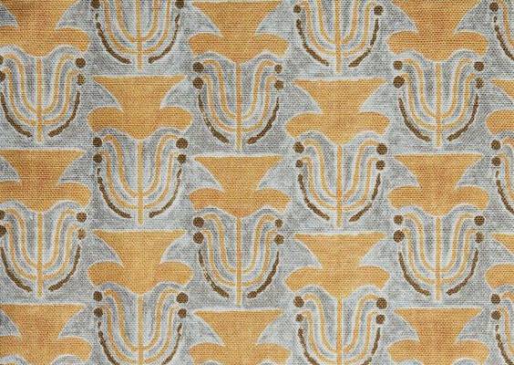 其中包括:Fabric swatch with a stamped painted floral motif in yellow and brown on a grey background