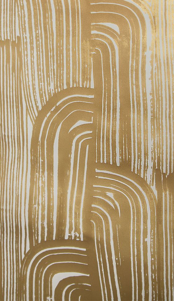 KELLY WEARSTLER | CRESCENT WALLPAPER IN GOLD IVORY. A bold, architecturally-inspired graphic pattern full of energy and movement, with subtle metallics