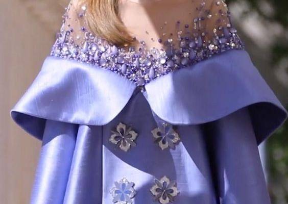 A short dress is a type of dress that typically ends above the knee, although the exact length can vary. Short dresses come in a wide variety of styles, from casual sundresses to cocktail dresses to formal evening gowns. They can be made from a range of fabrics, including cotton, silk, and satin, and can feature a variety of embellishments such as lace, sequins, or embroidery.