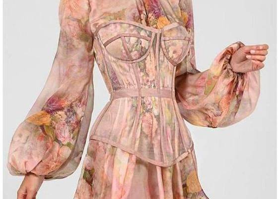 Une robe éclatante pour un temps rayonnant. Cette robe vous promet une élégance incomparable, elle est sans doute un incontournable pour l'été. Assemblez-là avec vos sandales préférées ou des sneakers à la mode pour un look comme nous raffolons toutes !