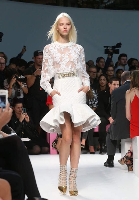 Dentelles audacieuses et jupe à godets