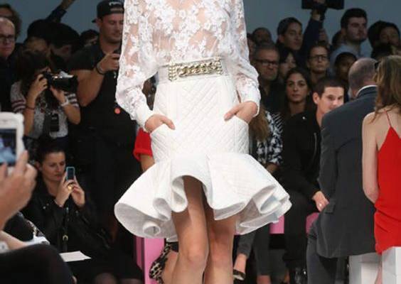 Dentelles audacieuses et jupe à godets