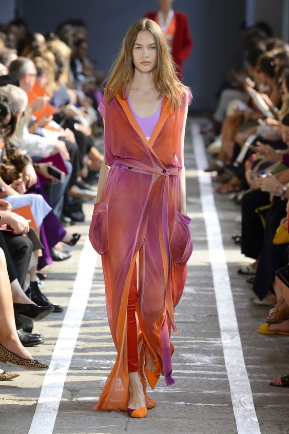 Blumarine Spring 2019 Ready-to-Wear collection, runway looks, beauty, models, and reviews.