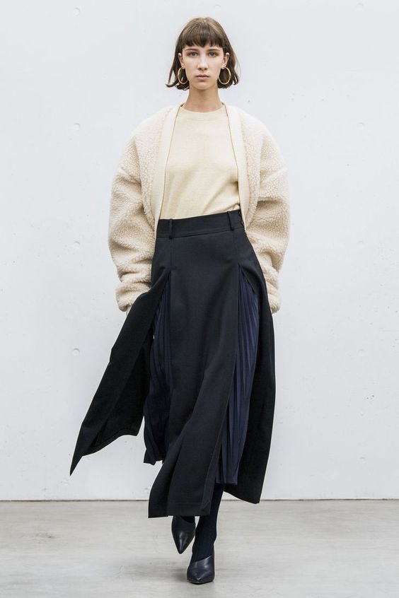 The complete Hyke Tokyo Fall 2018 fashion show now on Vogue Runway.