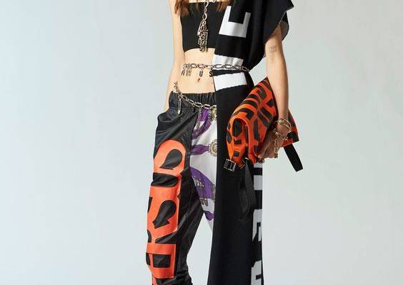 The complete Versus Versace Pre-Fall 2018 fashion show now on Vogue Runway.