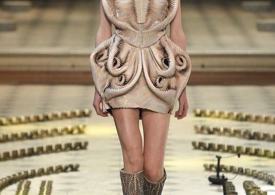 Iris van Herpen Fall 2016 Couture Collection Photos - Vogue