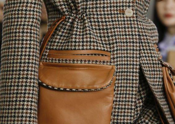 The complete Loewe Fall 2018 Ready-to-Wear fashion show now on Vogue Runway.