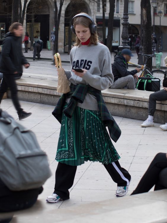 The complete Sandro Fall 2018 Ready-to-Wear fashion show now on Vogue Runway.