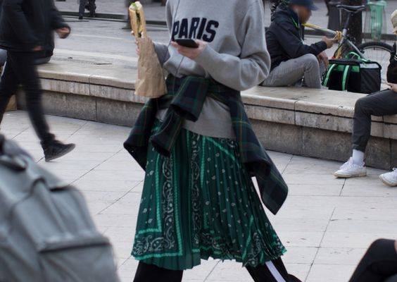 The complete Sandro Fall 2018 Ready-to-Wear fashion show now on Vogue Runway.