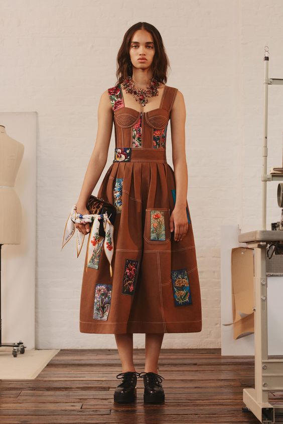 Alexander McQueen Resort 2018 Fashion Show