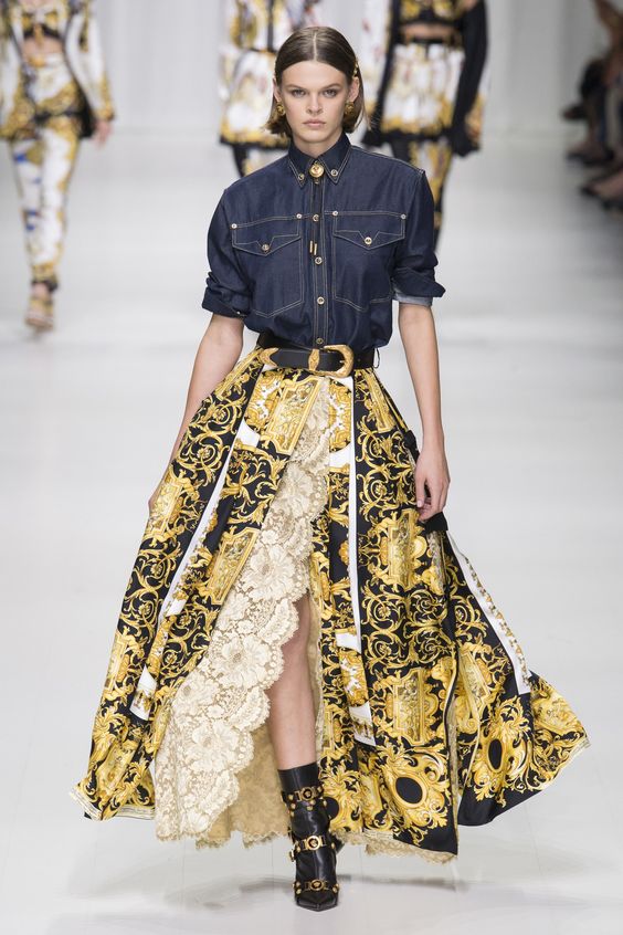 See the complete Versace Spring 2018 Ready-to-Wear collection.