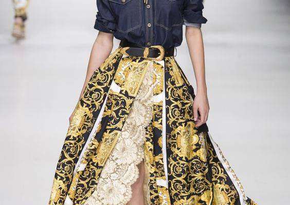 See the complete Versace Spring 2018 Ready-to-Wear collection.