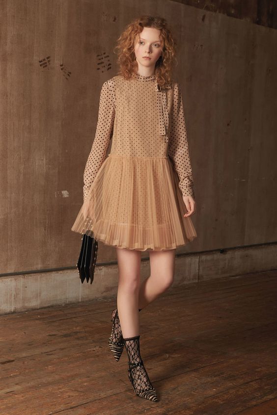 See the complete Red Valentino Pre-Fall 2018 collection.
