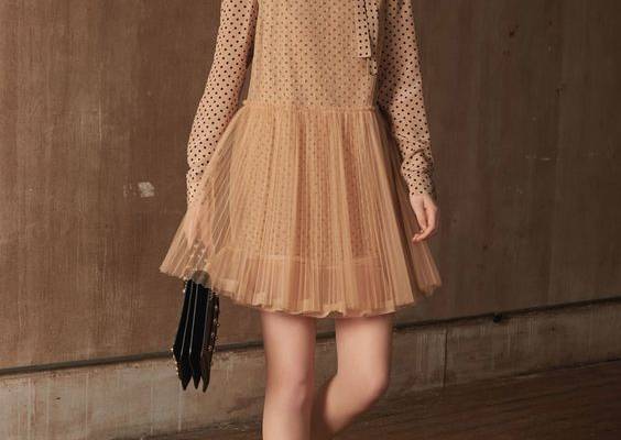 See the complete Red Valentino Pre-Fall 2018 collection.