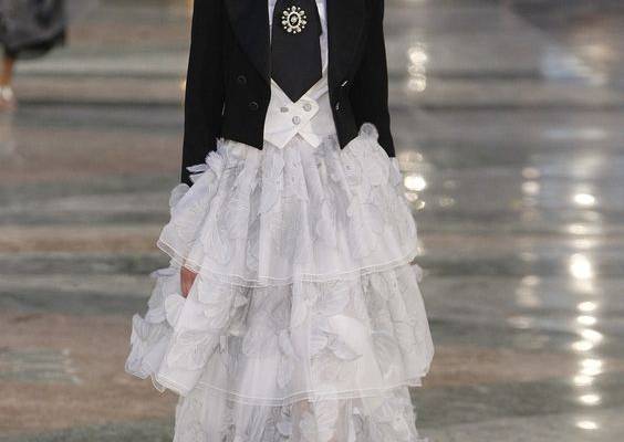 Chanel Resort 2017 Collection - Vogue