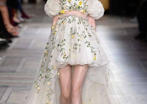 The complete Giambattista Valli Spring 2018 Couture fashion show now on Vogue Runway.