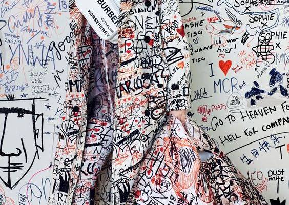 Burberry Resort 2020 collection, runway looks, beauty, models, and reviews.