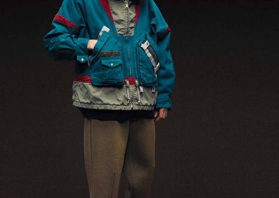 The complete Kolor Fall 2018 Menswear fashion show now on Vogue Runway.