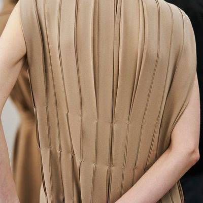 The complete The Row Fall 2018 Ready-to-Wear fashion show now on Vogue Runway.