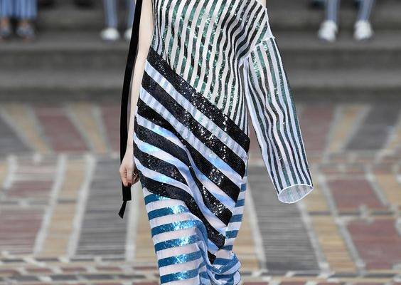 See the complete Kenzo Spring 2018 Menswear collection.