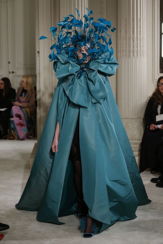 The complete Valentino Spring 2018 Couture fashion show now on Vogue Runway.