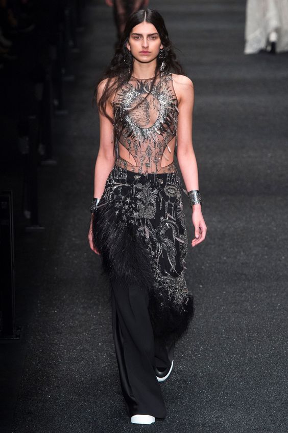 Alexander McQueen Fall 2017 Ready-to-Wear Fashion Show