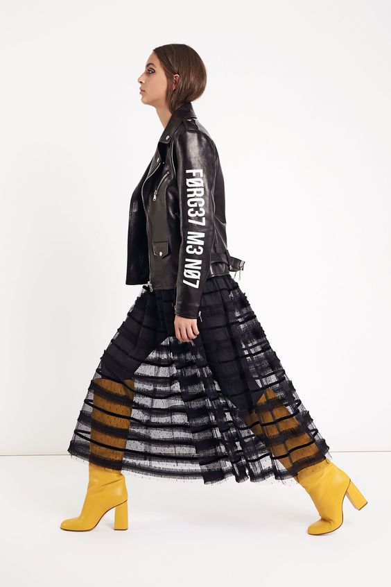 The complete Red Valentino Fall 2018 Ready-to-Wear fashion show now on Vogue Runway.