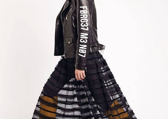 The complete Red Valentino Fall 2018 Ready-to-Wear fashion show now on Vogue Runway.