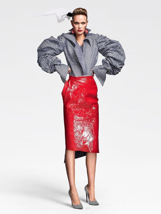 The complete Ronald van der Kemp Fall 2016 Couture fashion show now on Vogue Runway.