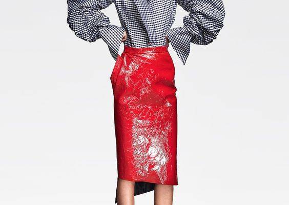 The complete Ronald van der Kemp Fall 2016 Couture fashion show now on Vogue Runway.