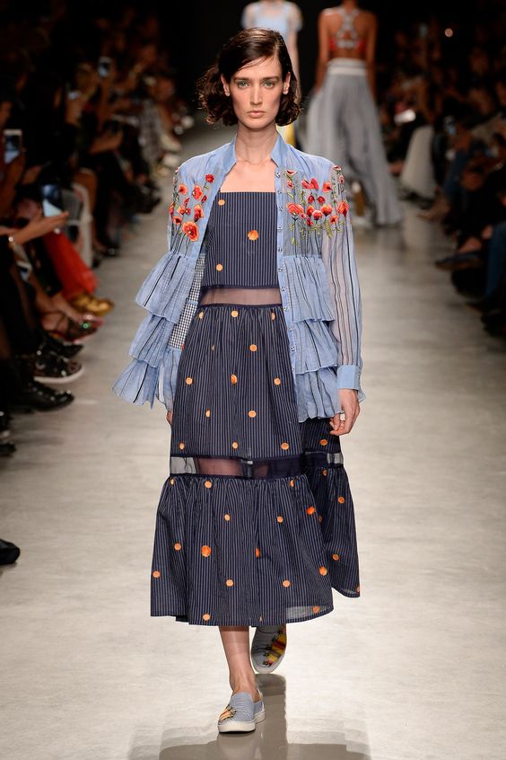 See the complete Rahul Mishra Spring 2018 Ready-to-Wear collection.