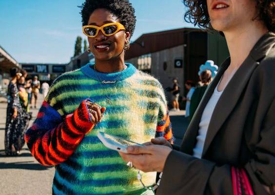 Tap to see more late-summer outfits.