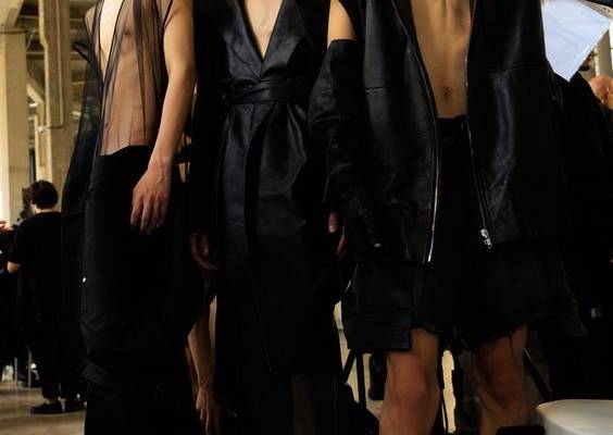 Acielle Tanbetova’s backstage photos give a first glimpse of the coolest accessories, beauty moments, and of course, clothes from the spring 2024 menswear shows in Paris. Tap to see more.