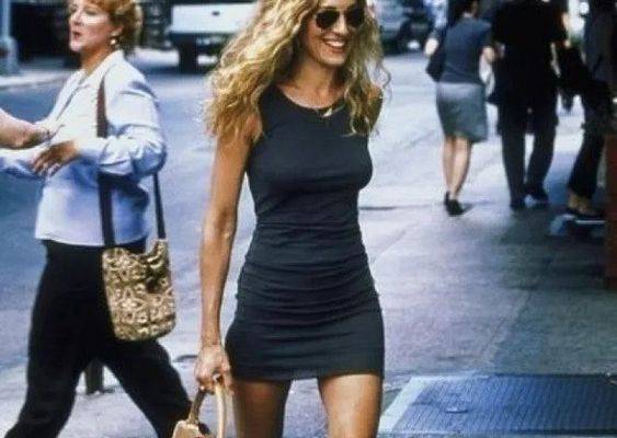 Discover the best Carrie Bradshaw outfits and fashion investments from Sex and the City. Tap to see more.
