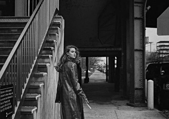 Leading model Lindsey Wixson lands the July 2017 cover of Vogue Portugal. Photographed by An Le, the American beauty wears a black pair of gloves with a bustier top and houndstooth print skirt. Inside the magazine, Lindsey hits the streets in statement looks styled by Paulo Macareno. From fitted blazers to dreamy dresses and elegant …