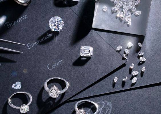 Quels sont les 5 bijoux à avoir selon Valérie Messika, la créatrice qui a réinventé les diamants ?