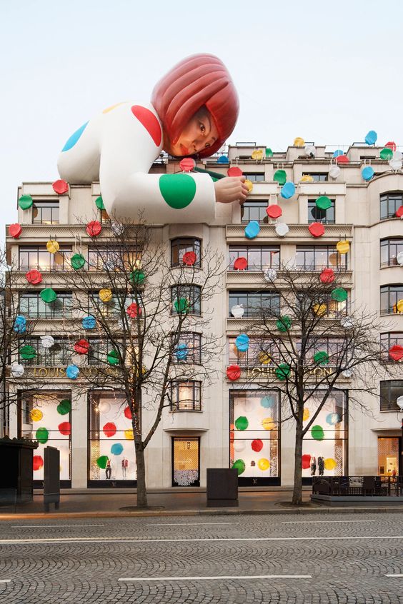 L’installation incroyable de Yayoi Kusama pour la boutique Louis Vuitton des Champs-Élysées