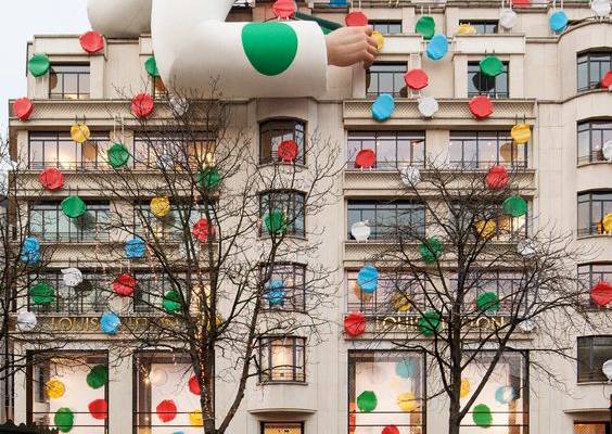L'installation incroyable de Yayoi Kusama pour la boutique Louis Vuitton des Champs-Élysées