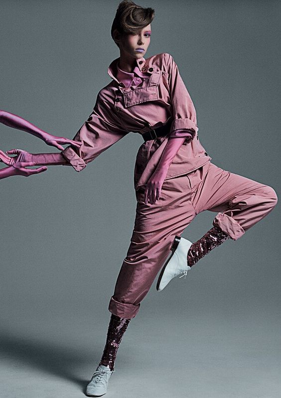 Blusa, R$ 3.450, e calça, R$ 5.110, ambas Bottega Veneta; camisa, R$ 5.460, e legging de paetês, R$ 12.140, ambas Gucci.  (Foto: Gil Inoue)