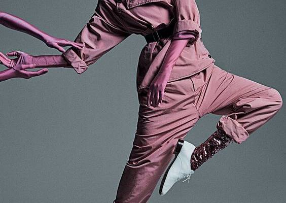 Blusa, R$ 3.450, e calça, R$ 5.110, ambas Bottega Veneta; camisa, R$ 5.460, e legging de paetês, R$ 12.140, ambas Gucci.  (Foto: Gil Inoue)