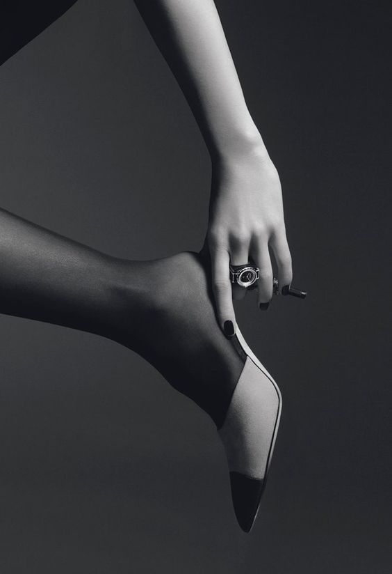 3 nouvelles manières de porter sa montre J12.XS de Chanel | Vogue Paris