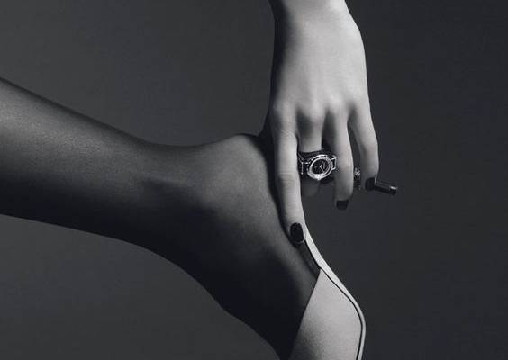 3 nouvelles manières de porter sa montre J12.XS de Chanel | Vogue Paris