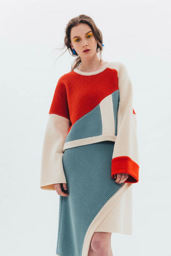 J Moon is womenswear label based in London. Designer Jinhee Moon graduated from London College of Fashion in 2014. Jinhee was the one of twenty seven finalists chosen to present collection at the LCF 2014 BA Press show and was the winner of ‘The Best Directional Use of Colour