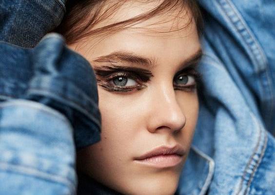 Top model Barbara Palvin makes another appearance in Vogue Taiwan’s November 2018 issue. Melina Chen chooses crisp whites and blue denim for beauty shots ‘Eyes Wide Open’, lensed by Zoltan Tombor./ Makeup by Steven Canavan; hair by Roberto Di Cuia  https://www.anneofcarversville.com/style-photos/2018/10/10/barbara-palvin-has-her-eyes-wide-open-in-zoltan-tombor-images-for-vogue-taiwan-november-2018