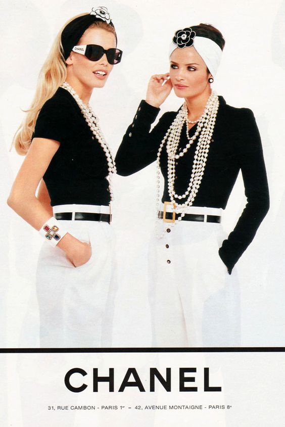 Zoom Editor: Las 15 campañas de moda más icónicas – Claudia Schiffer y Helena Christensen para Chanel, 1995 | Galería de fotos 3 de 15 | Glamour