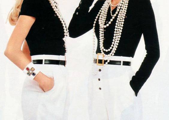 Zoom Editor: Las 15 campañas de moda más icónicas - Claudia Schiffer y Helena Christensen para Chanel, 1995 | Galería de fotos 3 de 15 | Glamour